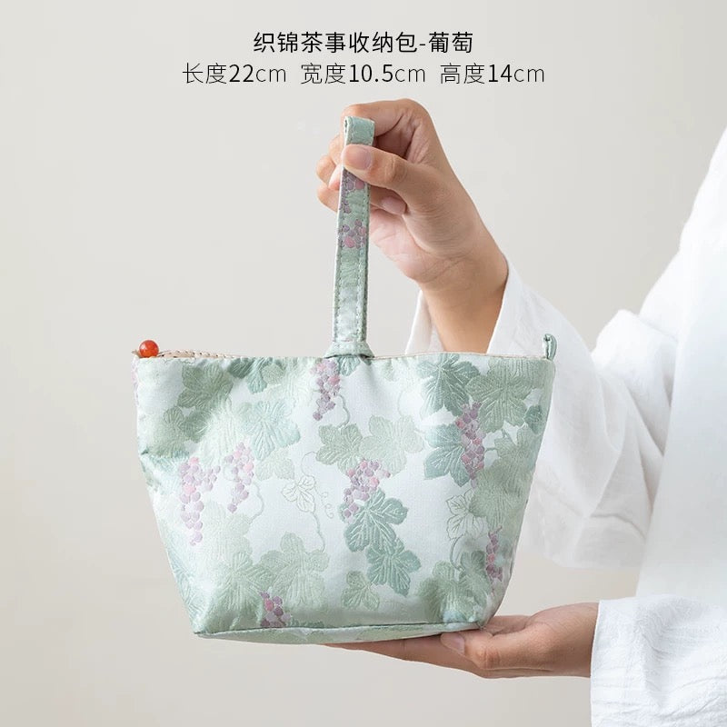 Pine-Embossed Brocade Tea Set Carrier – Thickened Travel Pouch for 1 Teapot & 2 Cups (Portable Minimalist Tea Accessory Tote)