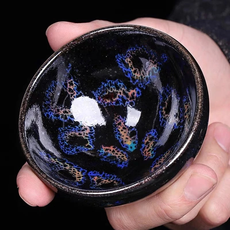 Cai Bingkun, a veteran craftsman who built kilns and lamps, created a butterfly kung fu cup