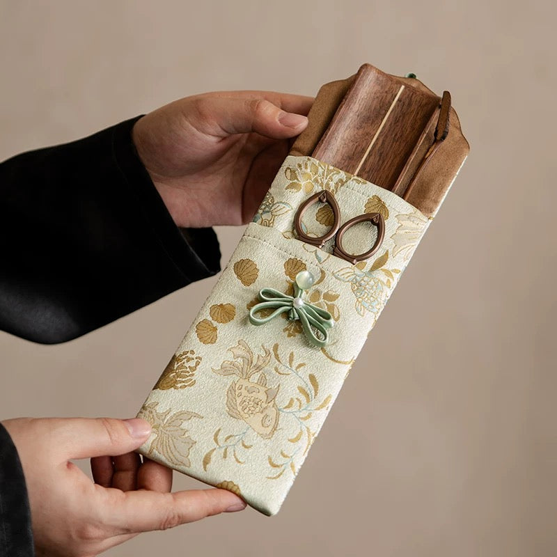 Brocade-Wrapped Wooden Tea Scoop & Leaf Holder 3-Piece Set - Includes Scissors, Storage Pouch & Tea Tools for Gongfu Tea Ceremony