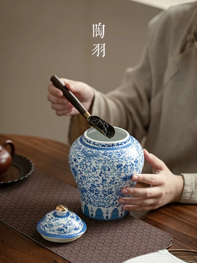 Blue & White Porcelain Tea Caddy
－ Antique-Style "General's Jar" Ceramic Tea Canister (Air-Tight Storage for Loose Leaf Tea)
